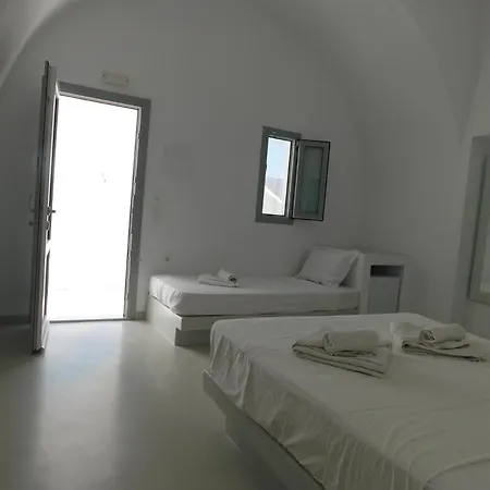 Vibrant Vertex Rooms- Center Fira (Santorini)