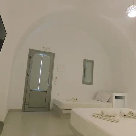 Vibrant Vertex Rooms- Center Fira (Santorini)