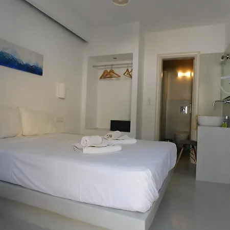 Vibrant Vertex Rooms- Center Fira (Santorini)